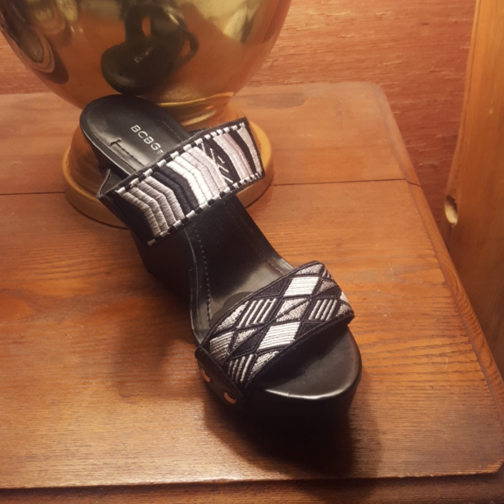 New, never worn, B&W patterned wedge.
